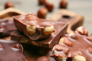 Fındıklı lezzetli çikolata parçaları, yakın plan.