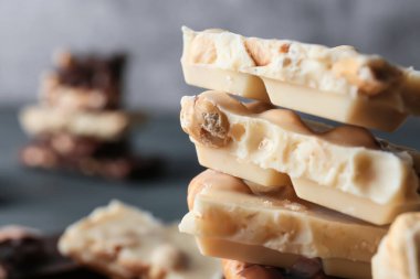 Fındıklı lezzetli çikolata parçaları, yakın plan.