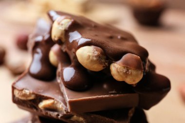 Fındıklı lezzetli çikolata parçaları, yakın plan.