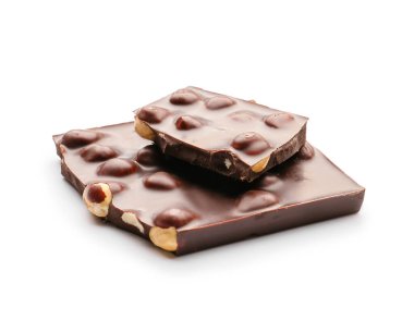 Beyaz arka planda fındıklı lezzetli çikolata parçaları.