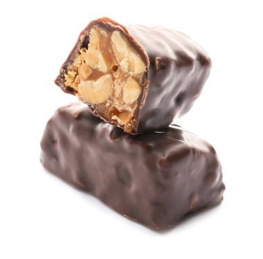 Beyazın üzerinde fındıklı lezzetli çikolata şekerlemeleri