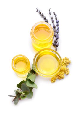 Beyaz arkaplanda doğal yağlar