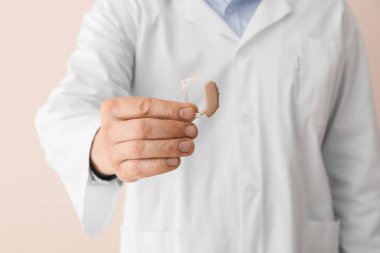 İşitme cihazlı doktor arka planda, yakın plan