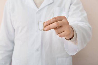 İşitme cihazlı doktor arka planda, yakın plan