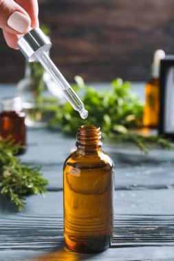 Masada bir şişe doğal yağ var.