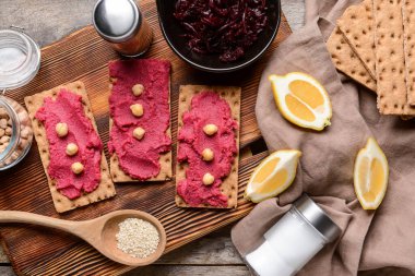 Lezzetli pancar humuslu gevrek.