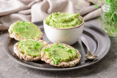 Kıtır ekmekli tepsi ve arkaplanda lezzetli bezelye humusu.