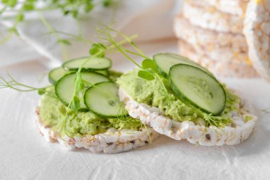 Beyaz arka planda lezzetli bezelye humuslu gevrek.