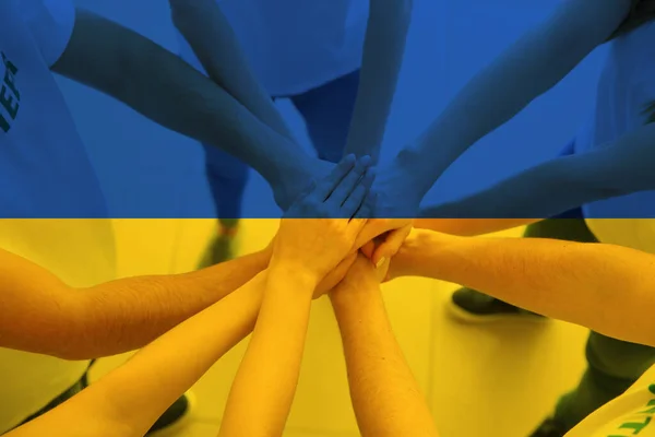 Подвійне Викриття Українського Прапора Групи Добровольців Які Єднують Руки Гуманітарна — стокове фото