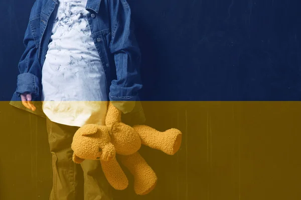 Подвійне Викриття Маленької Дівчинки Плюшевим Ведмедиком Українським Прапором Припиніть Війну — стокове фото