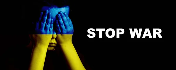 哭哭啼啼的小男孩 涂上乌克兰国旗的颜色 黑色背景的文字为Stop War — 图库照片