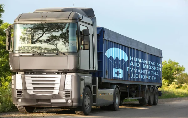 Caminhão Com Inscrição Humanitarian Aid Mission Road Parar Guerra Ucrânia — Fotografia de Stock