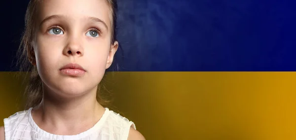 Портрет Грустной Девочки Против Украинского Флага Остановить Войну — стоковое фото