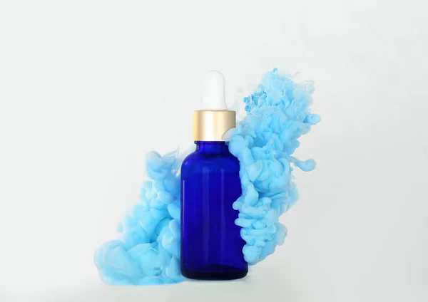 Cosmetic Bottle Paint Splash Light Background — Stock Photo, Image