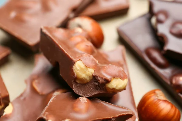 Kousky Chutné Čokolády Lískovými Oříšky Stole Detailní Záběr — Stock fotografie