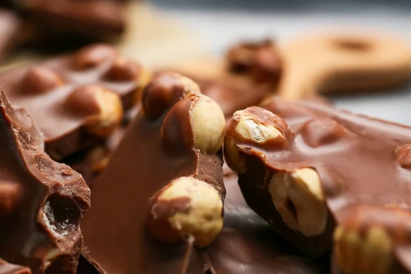 Kousky Chutné Čokolády Lískovými Oříšky Detailní Záběr — Stock fotografie
