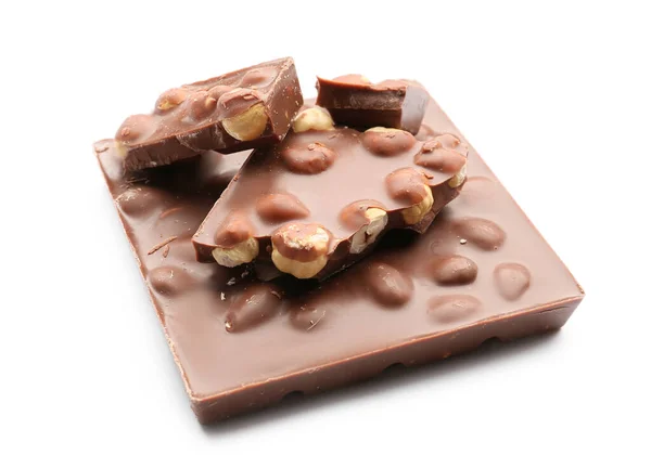 Kousky Chutné Čokolády Lískovými Oříšky Bílém Pozadí — Stock fotografie