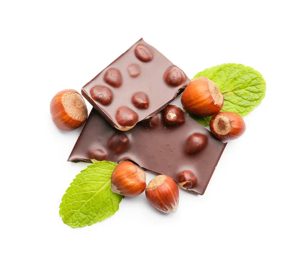 Pezzi Gustoso Cioccolato Con Nocciole Sfondo Bianco — Foto Stock