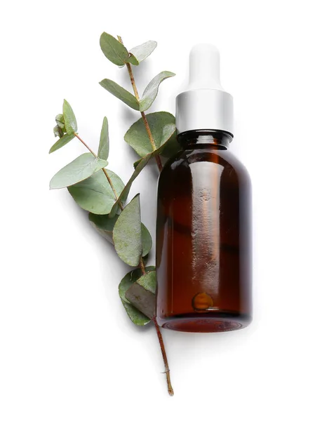 Flaska Med Naturlig Eukalyptus Eterisk Olja Vit Bakgrund — Stockfoto