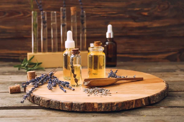 Flessen Van Natuurlijke Lavendel Etherische Olie Houten Ondergrond — Stockfoto