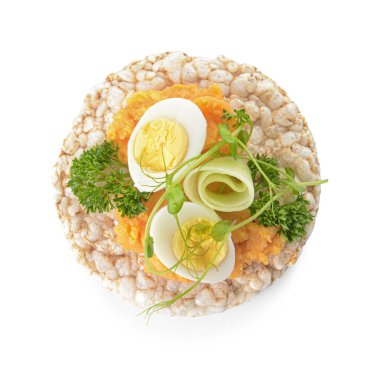 Beyaz arka planda lezzetli humuslu çıtır ekmek.