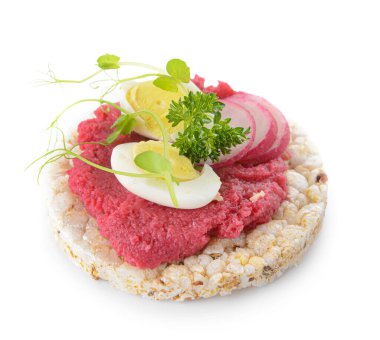 Beyaz arka planda lezzetli humuslu çıtır ekmek.