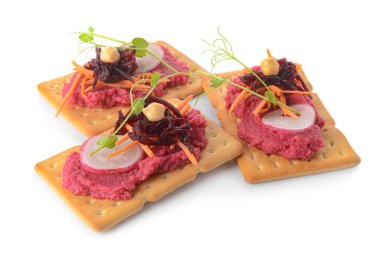 Beyaz arka planda lezzetli pancar humuslu gevrek.