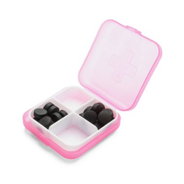 Beyaz arka planda etkin karbon hapları olan konteyner