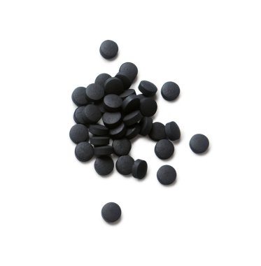 Beyaz arka planda izole edilmiş etkin karbon hapları yığını