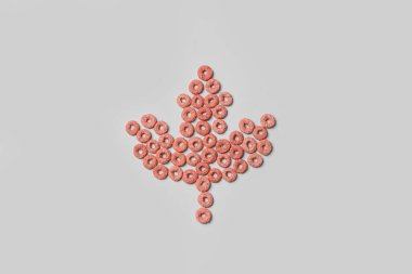 Hafif arka planda mısır gevreğinden yapılmış akçaağaç yaprağı. Kanada bayrağı konsepti