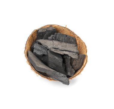 Beyaz zemin üzerinde etkin karbon bulunan hindistan cevizi kabuğu