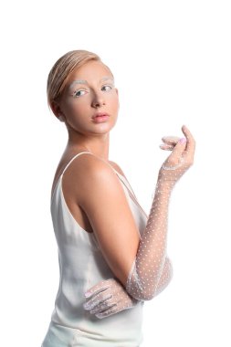 Yaratıcı makyajı ve beyaz arka planda zarif eldivenleri olan güzel genç bir kadın.