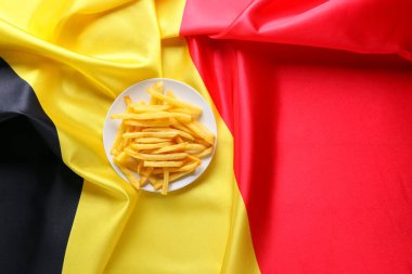 Belçika bayrağında leziz patates kızartması tabağı.