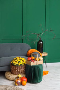 Kanepesi ve sonbahar dekoru olan güzel bir oturma odası.