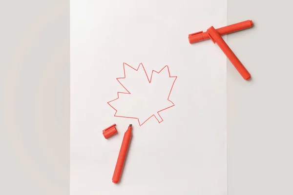 Akağıda Çizilmiş Akçaağaç Yaprağı Açık Arkaplanda Kırmızı Işaretler Kanada Bayrağı — Stok fotoğraf