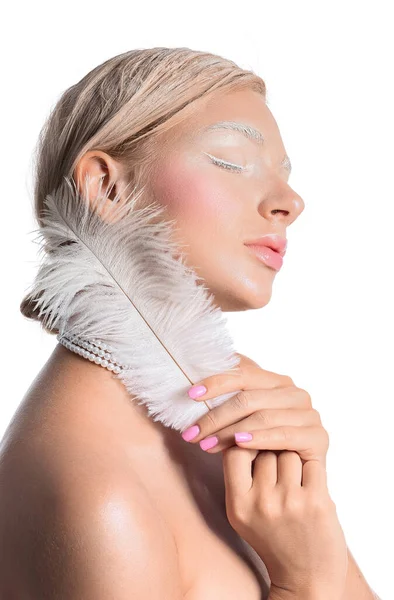 Belle Jeune Femme Avec Maquillage Créatif Plume Sur Fond Blanc — Photo