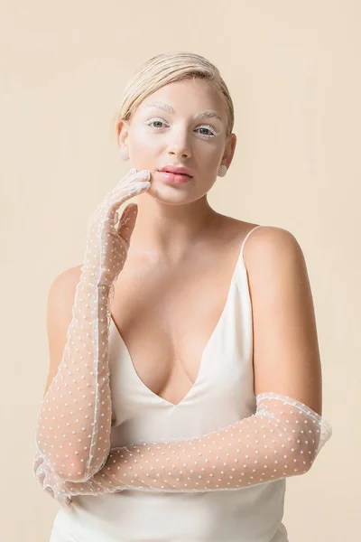 Mooie Jonge Vrouw Met Creatieve Make Elegante Handschoenen Lichte Achtergrond — Stockfoto