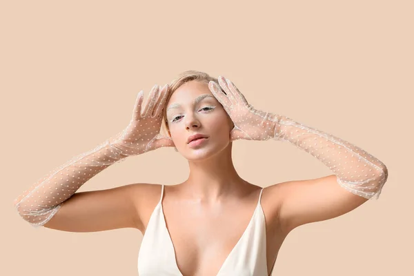 Hermosa Mujer Joven Con Maquillaje Creativo Guantes Elegantes Sobre Fondo — Foto de Stock