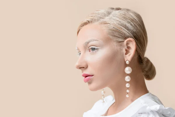 Vacker Ung Kvinna Med Kreativ Makeup Och Snygga Örhängen Ljus — Stockfoto