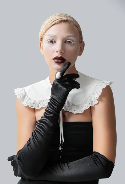 Mulher Bonita Com Maquiagem Criativa Luvas Elegantes Fundo Cinza — Fotografia de Stock