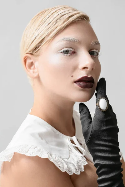 Hermosa Joven Con Maquillaje Creativo Guantes Elegantes Sobre Fondo Gris — Foto de Stock
