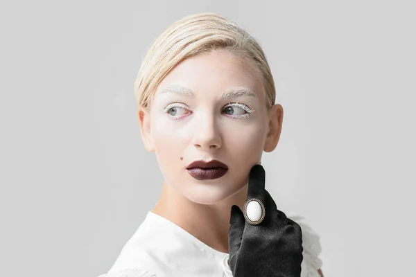 Belle Jeune Femme Avec Maquillage Créatif Des Gants Élégants Sur — Photo