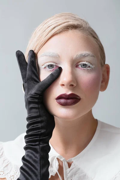 Mulher Bonita Com Maquiagem Criativa Luvas Elegantes Fundo Cinza — Fotografia de Stock