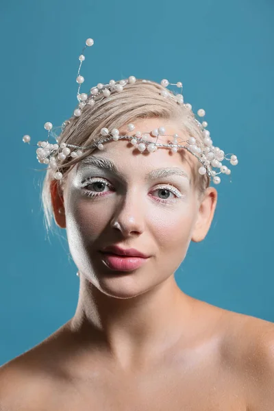 Renk Arka Plan Üzerinde Yaratıcı Makyaj Ile Güzel Bir Kadın — Stok fotoğraf