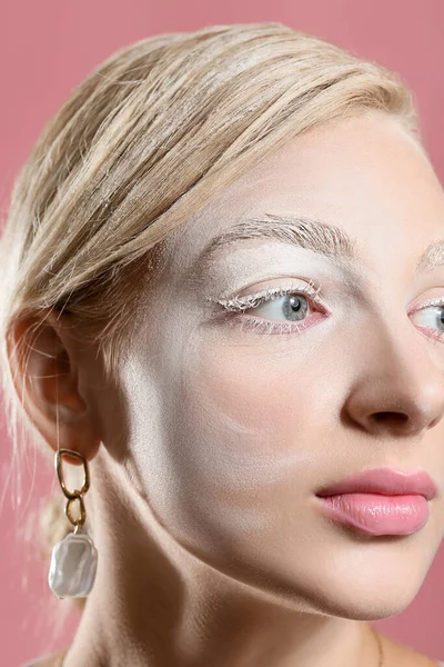 Portrait Belle Femme Avec Maquillage Créatif Sur Fond Couleur Gros — Photo