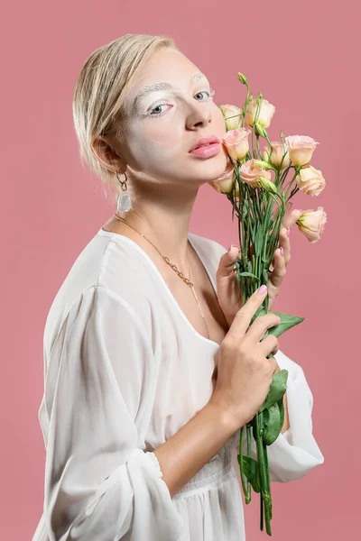 Mulher Bonita Com Maquiagem Criativa Flores Eustoma Fundo Cor — Fotografia de Stock