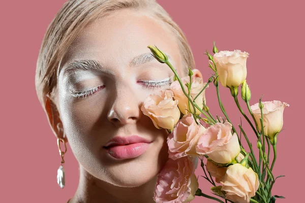 Hermosa Mujer Joven Con Maquillaje Creativo Flores Eustoma Sobre Fondo — Foto de Stock