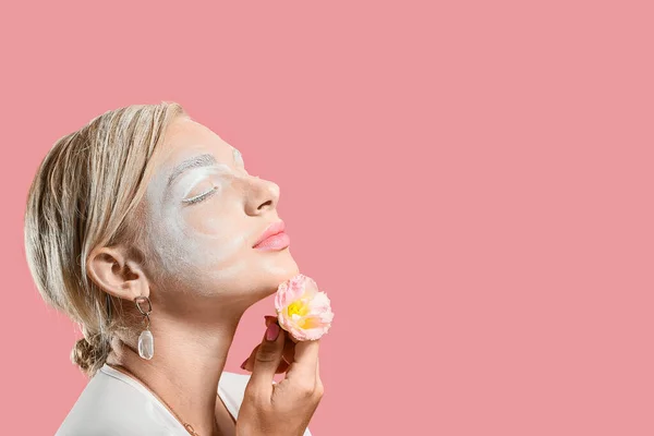 Hermosa Mujer Joven Con Maquillaje Creativo Flor Eustoma Sobre Fondo —  Fotos de Stock