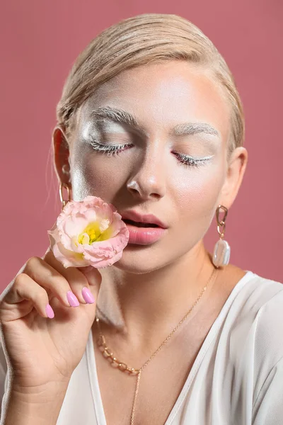 Hermosa Mujer Joven Con Maquillaje Creativo Flor Eustoma Sobre Fondo — Foto de Stock
