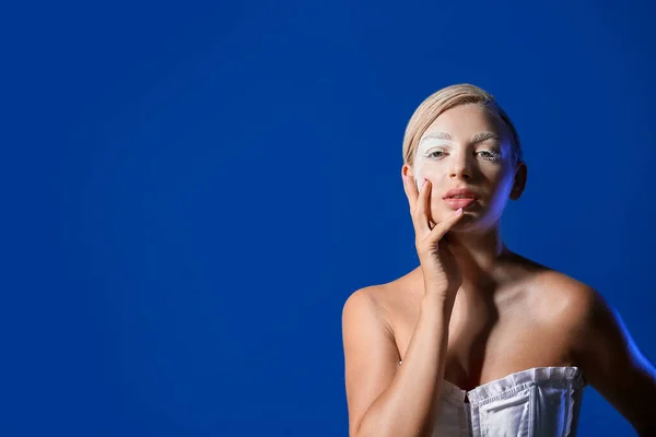 Retrato Mujer Hermosa Con Maquillaje Creativo Sobre Fondo Color — Foto de Stock